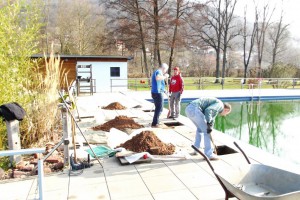 Löcherbuddeln beim ersten Arbeitseinsatz des Jahres 2016